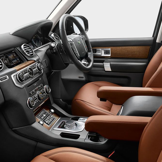 Land Rover Discovery Dashboard  | Peter Vardy Aberdeen